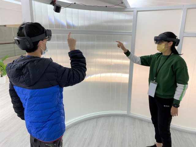 於VR藝廊實際操作MR眼鏡.jpg