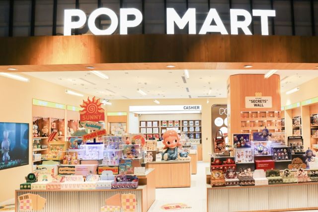 POP MART台北三創店以淺木色調風格，讓新品陳列更具質感。.jpg