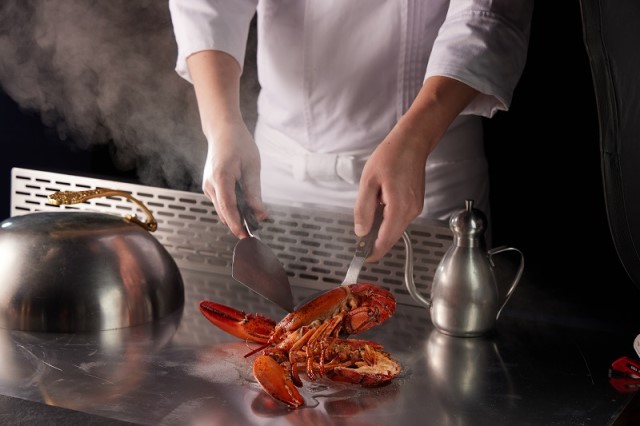 「夏慕尼」則推出「波士頓龍蝦」，鐵板乾煎輔以簡單調味，品嚐大海鮮甜滋味。.jpg