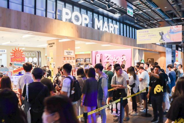 POP MART台北三創店今日正式開幕，吸引大批顧客前往朝聖。.jpg