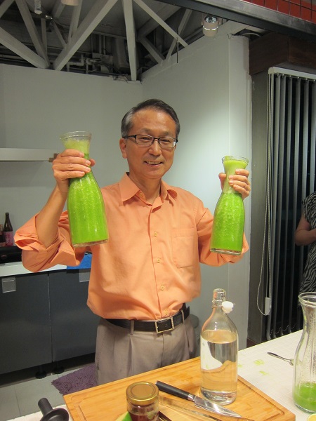 好食研究院飲食達人-養生排毒研究室韓柏檉老師，示範健康蔬果汁「清涼一夏」，以蘋果、鳳梨、檸檬、西洋芹
