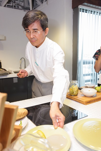 好食研究院飲食達人-能量食材研究室蔡明勲老師，示範健康料理製作方式，推廣好食材、好觀念、好美學生活理