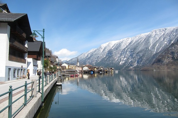 哈修達特湖畔街道