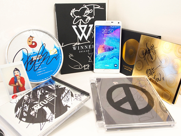 BIGBANG專屬簽名背蓋、YG Family藝人簽名CD和YG Family應援組合包.JPG