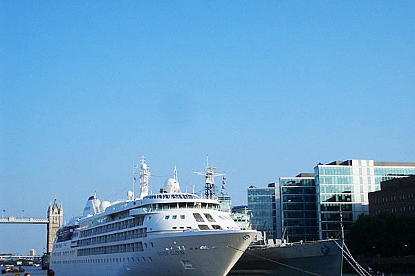 停在倫敦的郵輪