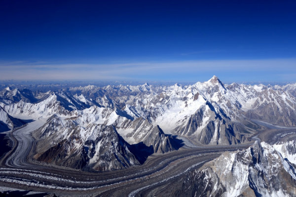 布羅德峰峰頂俯瞰巴托魯冰河及聳立的喀喇崑崙山群