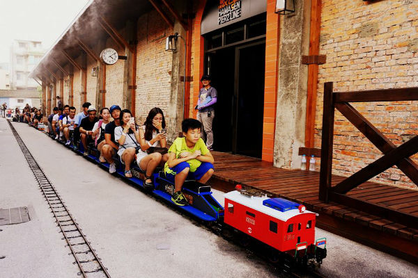 T-輕軌列車1-駁二藝術特區 The Pier-2 Art Center粉絲專頁.jpg