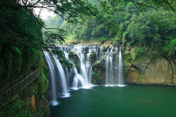 T-ShiFengWaterFall-wikipedia.jpg