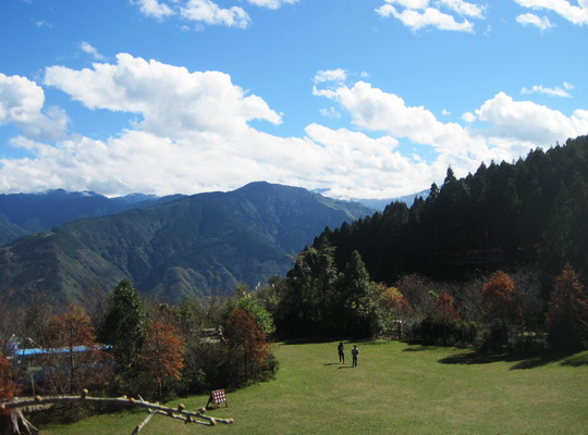 晴空萬里的山上人家