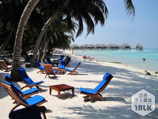 景-沙灘和椅子.JPG