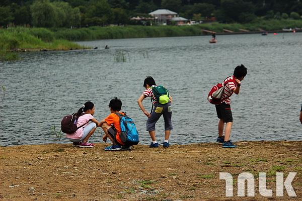 河口湖-湖邊-姪子們5.JPG