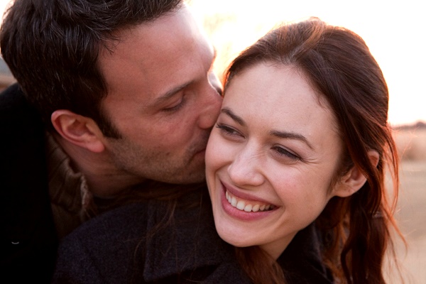 003【愛，穹蒼】劇照_導演泰倫斯馬力克透過本片，探觸愛情真諦，左為班艾佛列克，右為歐嘉柯瑞蘭寇