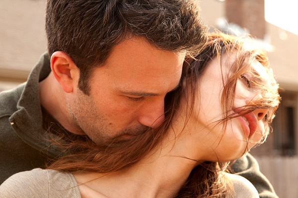 001【愛，穹蒼】劇照_班艾佛列克（左）與歐嘉柯瑞蘭寇在片中墜入愛河，有唯美愛戀