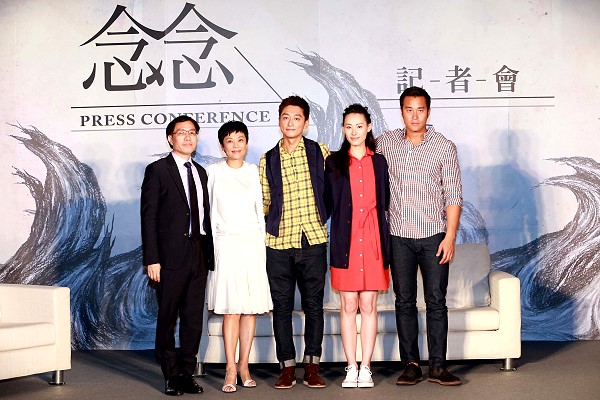 張艾嘉率新片【念念】三位主角柯宇綸梁洛施張孝全出席記者會 左為出品公司松澤國際影業董事