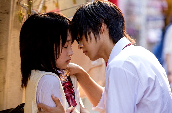 001【鄰居同居】劇照_剛力彩芽（左）首度主演電影，與山崎賢人（右）有許多曖昧戲