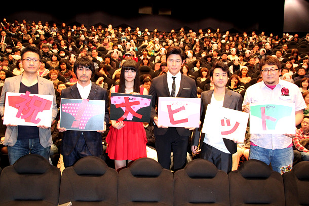 001【瘋狂假面】活動照_原著作者安藤慶周（左起）、演員安田顯、清水富美加、鈴木亮平、室剛與導演福田