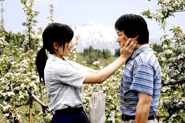 【這一生，至少當一次傻瓜】菅野美穗(左)默默守候在老公阿部貞夫(右)身邊