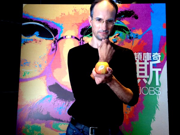 賈伯斯分身柯俊希現身媒體試片發蘋果