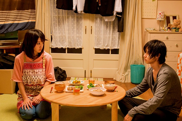 002【鄰居同居】劇照_本片由人氣少女漫畫改編，剛力彩芽（左）與山崎賢人（右）誤打誤撞開始同居