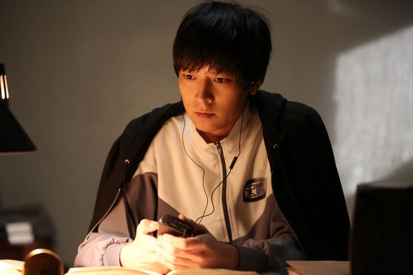 001【黑祭司】劇照_姜棟元透露為了練習外語祈禱台詞，連睡覺的時後都在聽發音.jpg