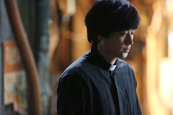 002【黑祭司】劇照_姜棟元在片中飾演輔助祭司，有許多精彩的內心戲展現.jpg