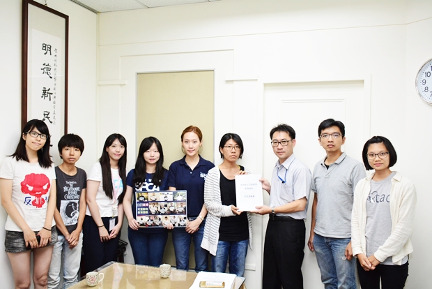 支持民眾與動保團體遞交連署書給農業處副處長.jpg