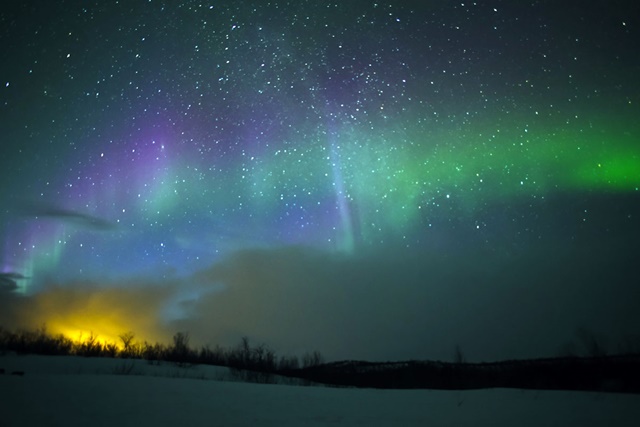 01.紫色的極光較不常出現，很幸運才能看到。.jpg