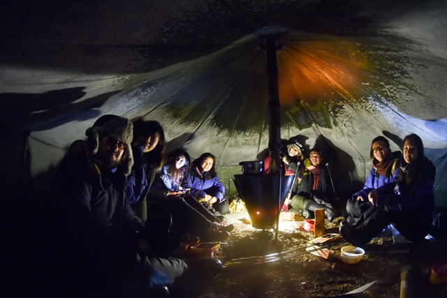 02.極光攝影團的成員在帳蓬內升火取暖，等待極光出現。.jpg