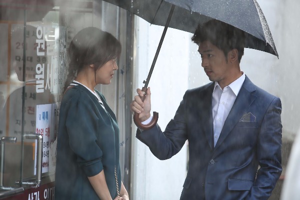 《危險羅曼史》劇照3-陳柏霖暖男為河智苑遮雨_resized.jpg