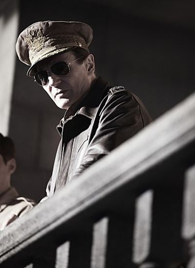 《代號：鐵鉻行動》連恩尼遜飾演麥克阿瑟.jpg