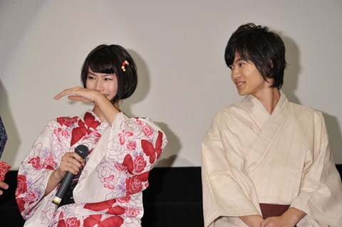 橋本愛淚灑日本首映會