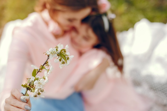 cute-stylish-family-spring-park.jpg