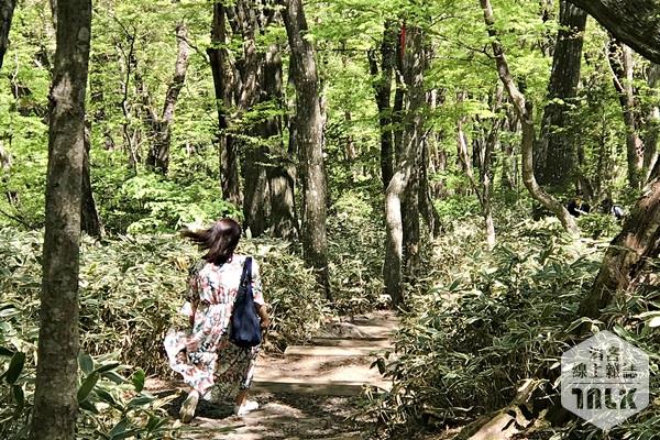 穿裙裝的登山者