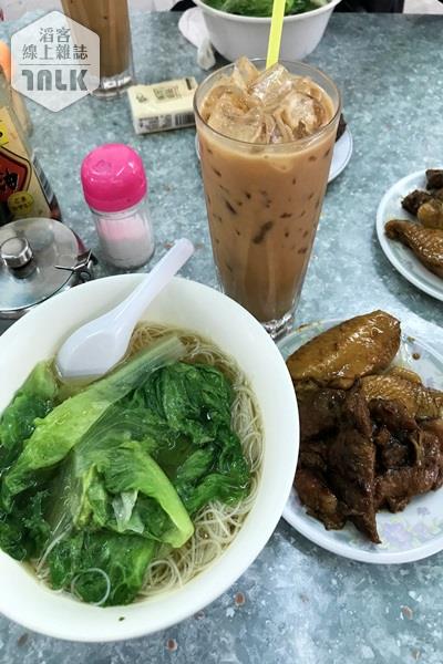 炳記豬扒雞翼雙拼米粉和奶茶