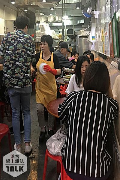 新興食家的擁擠座位