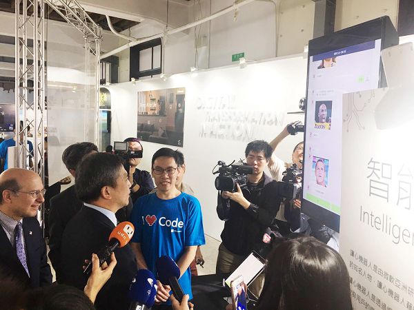 【新聞照片一】讀心機器人透過大數據及機器學習成功心中想的名人為微軟創辦人比爾蓋茲。.jpg