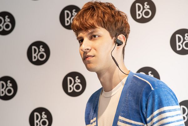 B&O Earset擁有貼耳設計 由耳掛支撐置於外耳.jpg