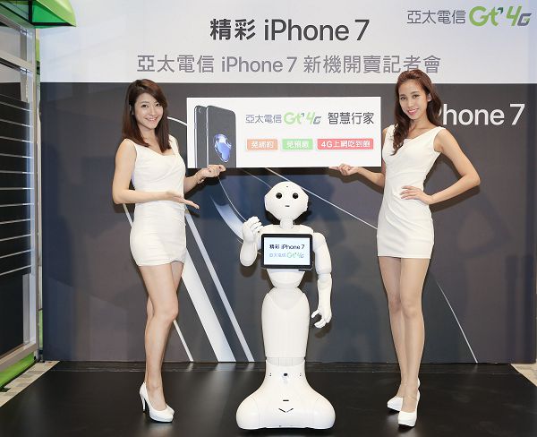 亞太電信IPHONE 7開賣 PEPPER擔任一日店長.jpg